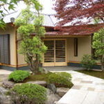 熊本市で造園屋さんの和風平屋住宅、玄関ポーチからの内庭が癒しの空間に