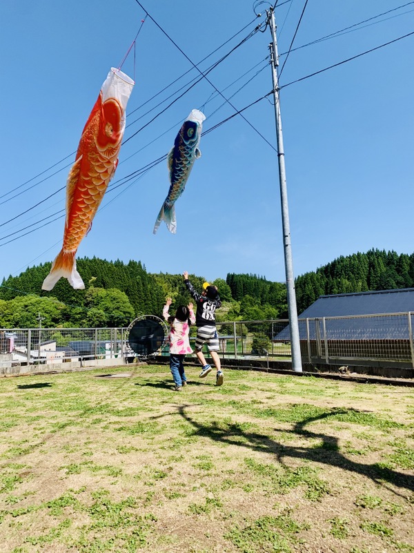 こいのぼりに遊ばれる２人