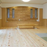 リビング約２０帖（畳４.５帖含）床・檜縁甲板。正面壁、腰板・杉板使用。