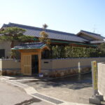 熊本市で坪庭風の玄関ホールが楽しい、自然素材を豊かに使った和風平屋住宅