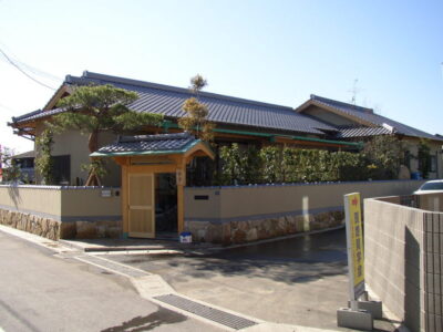 熊本市で坪庭風の玄関ホールが楽しい、自然素材を豊かに使った和風平屋住宅