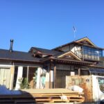 瓦屋根から鋼板屋根に葺き替えて見た目もスッキリ！