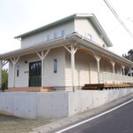 美里町に建つ西海岸風デザインの二世帯住宅