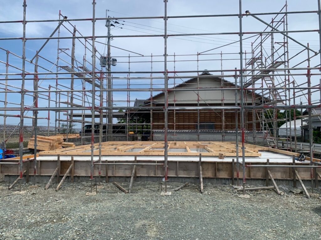 熊本市西区で新築上棟の準備　～土台敷きと手刻みした材料を運搬中～